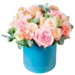 Цветы в коробке с пионовидными розами